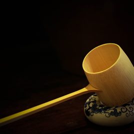 Gáo múc nước bằng tre Hishaku trong trà đạo Nhật Bản