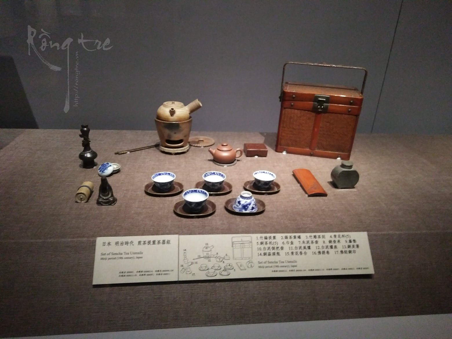 Dụng cụ pha trà Sencha của Nhật Bản thời Meiji được trưng bày ở Bảo Tàng cố cung Đài Loan (Ảnh tác giả chụp vào năm 2018)